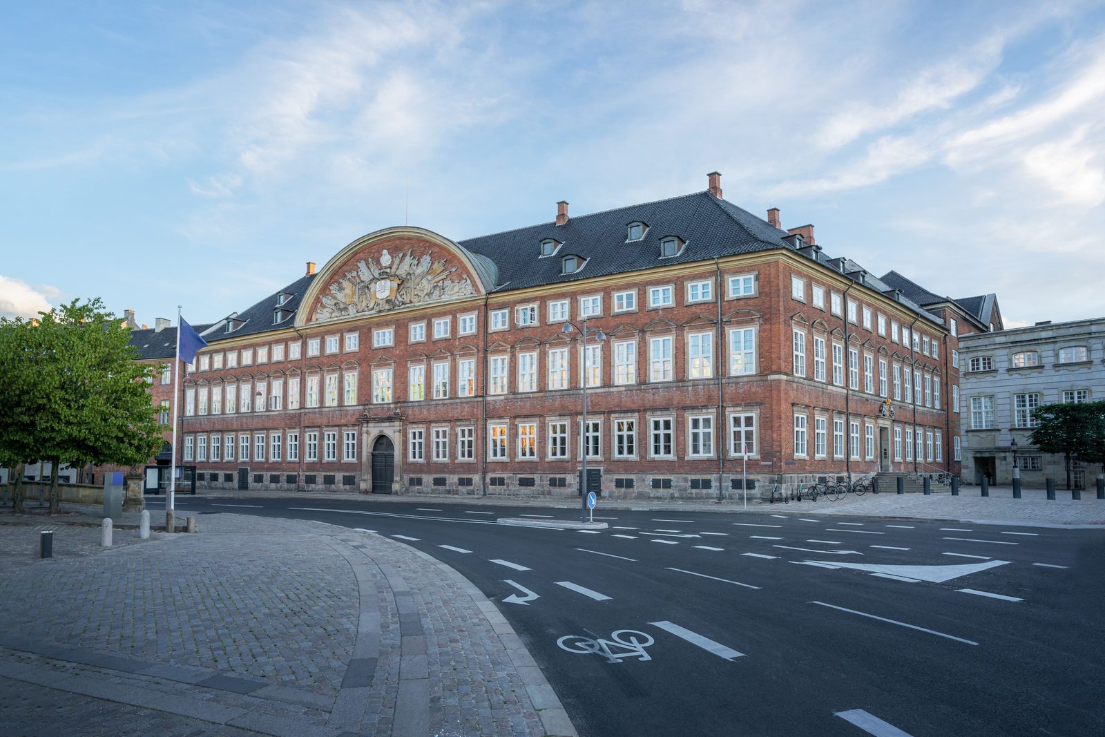 Giganterne sidder på magten